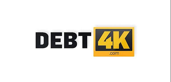 DEBT4k. Schuldeneintreiber findet die Kellnerin und fickt enge rasierte Muschi